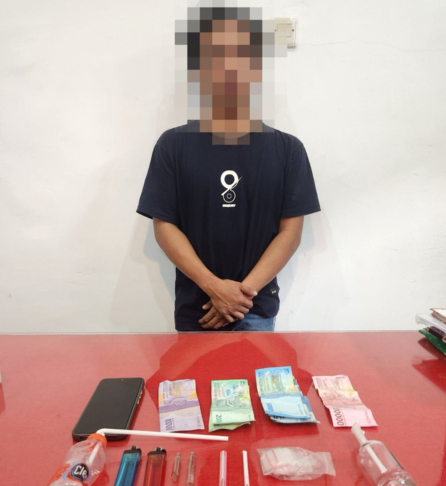 Salah satu pelaku yang ditangkap karena membawa sabu yang dibawa dari Pontianak. Foto: Dok. Polres Ketapang