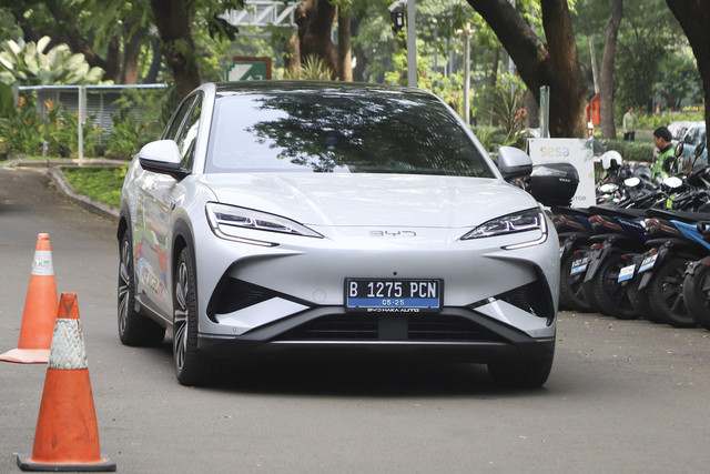 Peserta menjajal mobil listrik BYD Sealion 7 saat menghadiri kumparan New Energy Vehicle Summit 2025 di MGP Space, SCBD Park, Jakarta, Selasa (6/5/2025). Foto: Iqbal Firdaus/kumparan