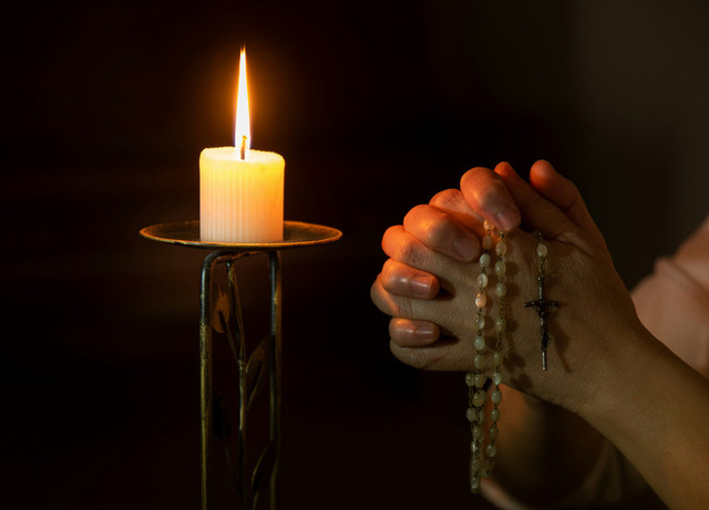 Ilustrasi doa rosario Peristiwa Gembira - Sumber: unsplash.com/@tracminhvu