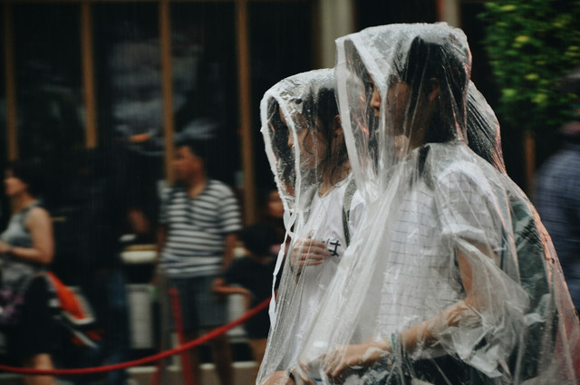 Ilustrasi cara menambal jas hujan yang robek. Sumber: hamed darzi/unsplash