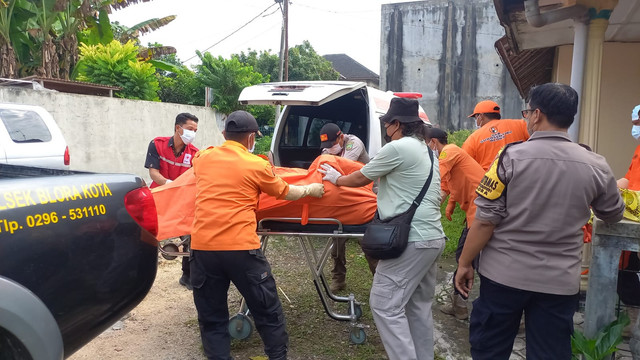 Petugas saat evakuasi mayat Sunarto (70), warga Kelurahan Mlangsen, Kecamatan Blora, Kabupaten Blora, Jawa Tengah. Kamis (08/05/2025). (Aset: Istimewa)