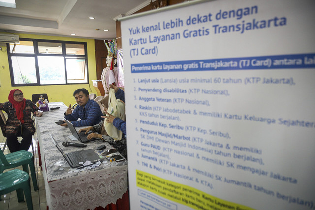 Sejumlah warga yang tergolong lanjut usia (Lansia) mendaftar layanan pembuatan kartu Transjakarta gratis di Kelurahan Pertukangan Utara, Jakarta, Kamis (7/5/2025). Foto: Iqbal Firdaus/kumparan