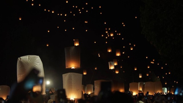 Penerbangan lampion dalam perayaan Hari Raya Waisak 2023 di Candi Borobudur. Foto: Arif UT/Pandangan Jogja