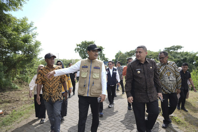 Mensos Saifullah Yusuf (Gus Ipul) tinjau lokasi rumah Naila, calon siswa Sekolah Rakyat di Makassar, Kamis (8/5/2025). Foto: Dok. Kemensos