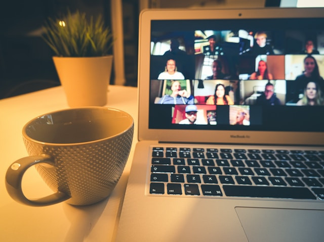 ilustrasi cara mengaktifkan kamera laptop. sumber: unsplash/compare fibre