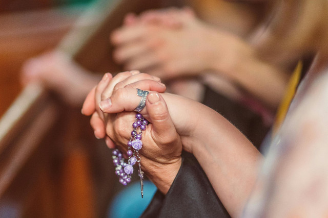 Ilustrasi doa rosario peristiwa sedih - Sumber: pexels.com/@rdne