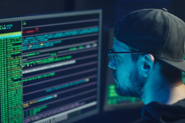 Ilustrasi perbedaan spyware dan ransomware. Sumber: Pexels/Mikhail Nilov