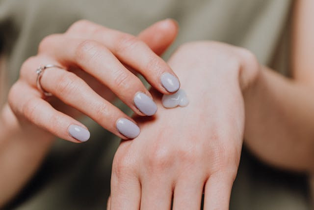 Ilustrasi moisturizer yang bagus setelah peeling. Sumber: Pexels