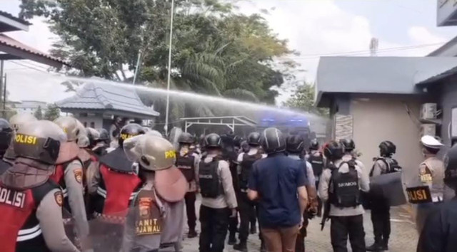 Polisi saat membubarkan napi yang melakukan kerusuhan di Lapas Narkotika Muara Beliti. Foto : Istimewa