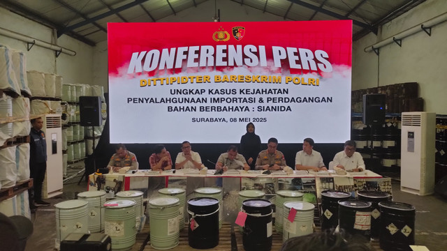 Bareskrim ungkap gudang sianida di Jalan Margo Mulia Indah Blok H/9A, Tandes, Surabaya. Foto: kumparan