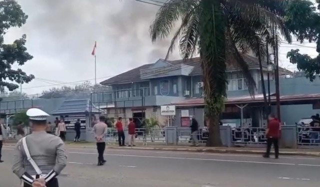 Suasana di luar Lapas Narkotika Muara Beliti, Musi Rawas saat kerusuhan. Foto : Istimewa