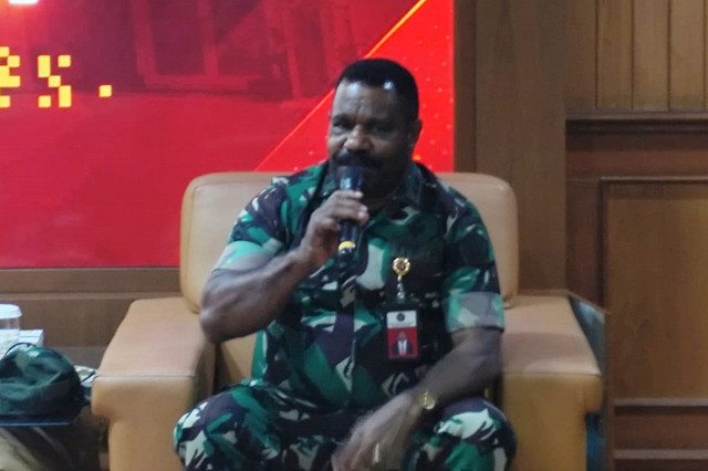 Letkol TNI (Tituler) Lenis Kogoya, stafsus Menhan Bid Kedaulatan NKRI di Kantor Kemhan, Jakarta, Kamis (8/5/2025). Foto: Luthfi Humam/kumparan