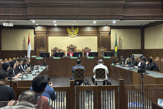 Dua hakim pembebas Ronald Tannur, Erintuah Damanik dan Mangapul di sidang vonis dugaan suap di PN Jakarta Pusat pada Kamis (8/5/2025). Foto: Abid Raihan/kumparan