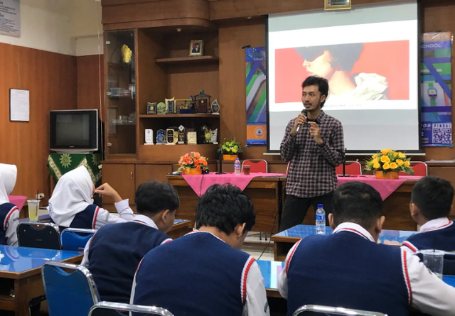 Dosen UMY Bangun Kesadaran Literasi Digital Melalui Workshop untuk Siswa SMP