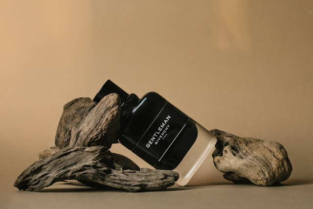 Ilustrsi untuk Parfum Import Pria Terbaik. Sumber: Unsplash/Alina Rubo