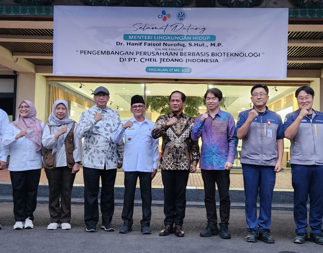 Menteri Lingkungan Hidup, Hanif Faisol Nurofiq, mengunjungi Pabrik CJ BIO di Pasuruan untuk melihat langsung pengoperasian pabrik bio industri modern terbesar di Indonesia, Rabu (8/5). Foto: dok. Istimewa