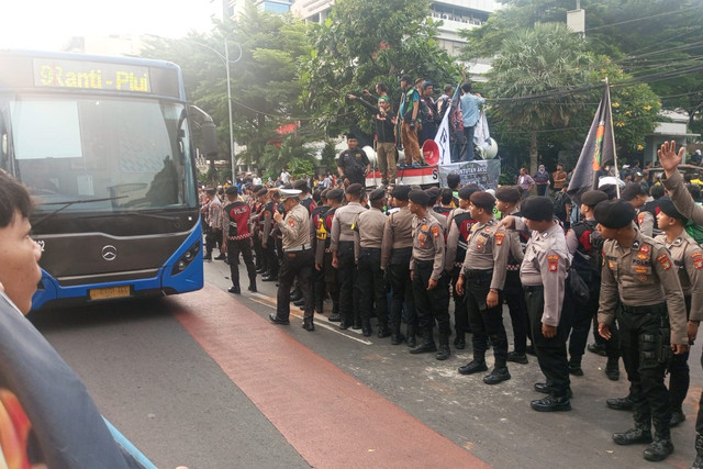 Pengaturan arus lalu lintas di depan Kantor Kementerian Ketenagakerjaan, Jakarta, Kamis (8/3/2025). Foto: Polres Jakarta Selatan