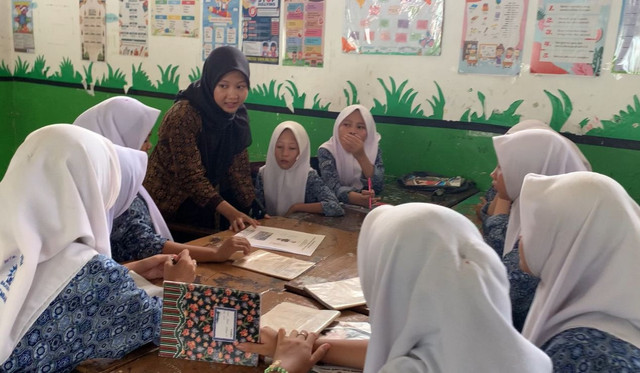 Mahasiswa menjelaskan proses mengerjakan Komik LKPD, Rabu (07/05/2025) Foto: Salsa Ameylia Zahra/ANTARA FOTO