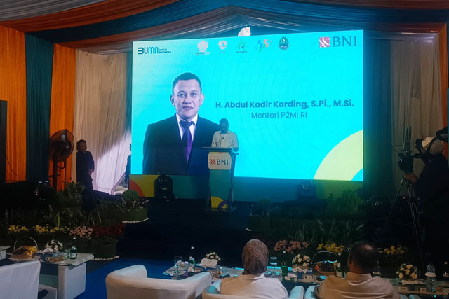 Menteri P2MI Abdul Kadir Karding saat meluncurkan program 20 ribu rumah untuk PMI di Subang, Jawa Barat, Kamis (8/5/2025). Foto: Thomas Bosco/kumparan