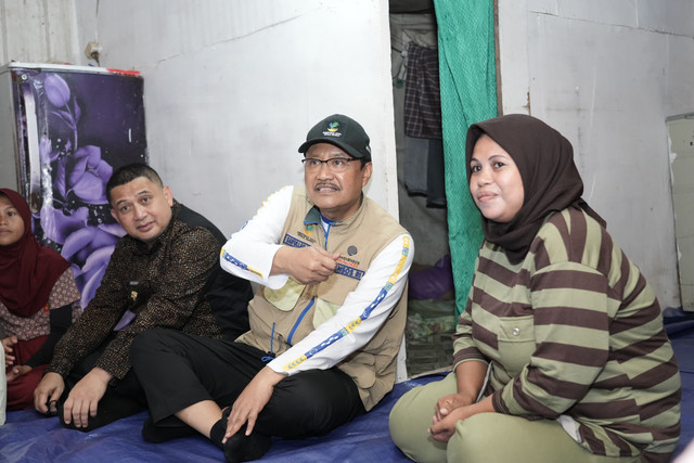 Mensos Saifullah Yusuf (Gus Ipul) meninjau langsung kondisi tempat tinggal Naila, calon siswa sekolah rakyat, yang membuat Presiden Prabowo Subianto terharu di Jalan Pandang 4, Kecamatan Panakkukang, Kota Makassar. Foto: Kemensos RI