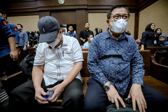 Terdakwa kasus suap vonis bebas Gregorius Ronald Tannur Erintuah Damanik dan Mangapul bersiap menjalani sidang pembacaan vonis di PN Tipikor, Jakarta Pusat, Kamis (7/5/2025). Foto: Jamal Ramadhan/kumparan