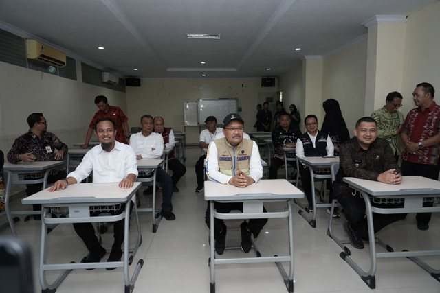 Mensos Saifullah Yusuf berdialog dengan keluarga calon siswa Sekolah Rakyat di Aula Kampus 1 BPSDM Pemprov Sulawesi Selatan, Kamis (8/5/2025). Foto: Kemensos RI