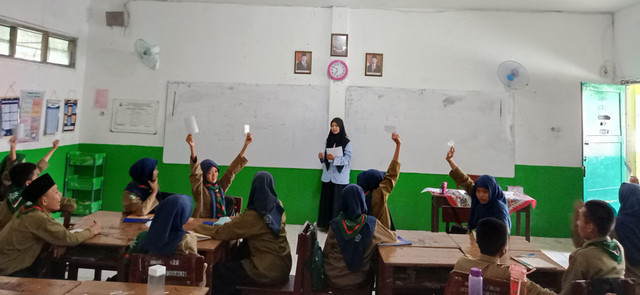 Mahasiswa meminta untuk memilih yang mana kesebangunan dan yang mana bukan kesebangunan dari media yang telah disiapkan, Kamis (08/05/2025), Foto : Alya Pitaloka.