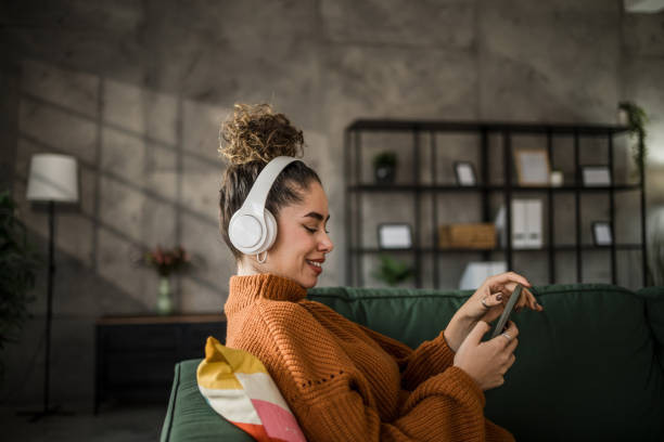 Ilustrasi Makna Lagu Kawitaning Sinawang, Foto: Unsplash/Milan Markovic.