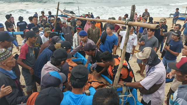 Nelayan yang ditemukan meninggal akibat tenggelam. | Foto: Dok Basarnas Lampung