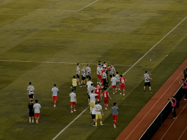 Ilustrasi link dan cara nonton live streaming Dewa United vs Persita. Sumber: unsplash.com/FasyahHalim.