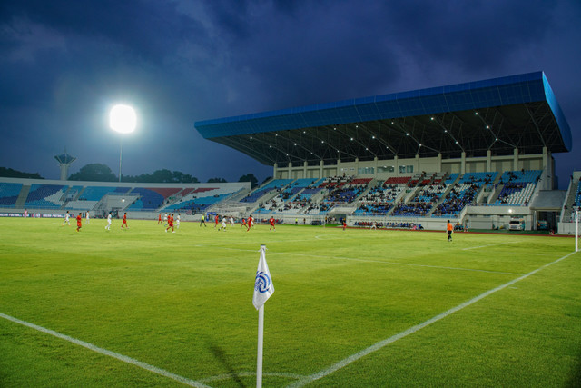 Suasana pertandingan persahabatan bertajuk Charity Match antara Arema FC melawan Arema All Stars di Stadion Kanjuruhan, Kabupaten Malang, Jawa Timur, Kamis (8/5/2025). Foto: Irfan Sumanjaya/ANTARA FOTO