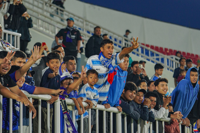 Sejumlah supporter menyaksikan pertandingan persahabatan bertajuk Charity Match antara Arema FC melawan Arema All Stars di Stadion Kanjuruhan, Kabupaten Malang, Jawa Timur, Kamis (8/5/2025). Foto: Irfan Sumanjaya/ANTARA FOTO