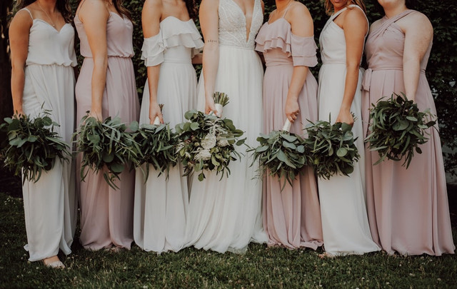 Ilustrasi Bridesmaid dan Groomsmen Pernikahan Luna Maya dan Maxime Bouttier Sumber Unsplash/Katelyn MacMillan