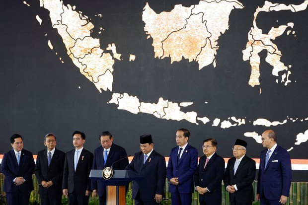 Foto para pejabat tinggi negara, Menteri BUMN Erick Thohir, Wakil Presiden Gibran Rakabuming Raka, Presiden Prabowo Subianto, Menteri Investasi Rosan Roeslani, dan pejabat lainnya pada peluncuran Dana Kekayaan Negara Danantara Indonesia di Istana Merdeka, Jakarta, 24 Februari 2025. (Reuters/Ajeng Dinar Ulfiana)