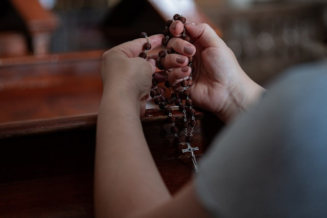 Ilustrasi doa rosario peristiwa terang. Sumber: Unsplash/Dolina Modlitwy