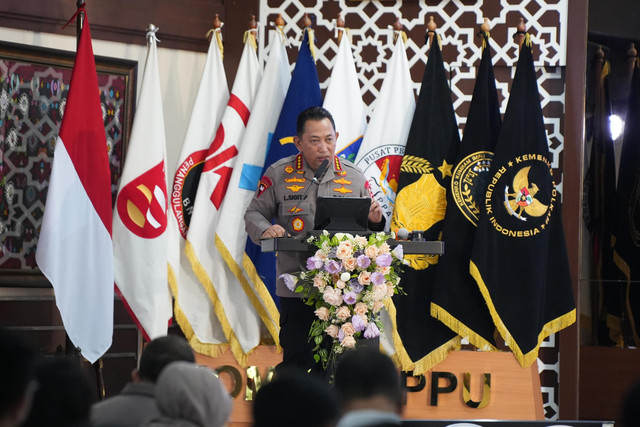 Kapolri Jenderal Listyo Sigit Prabowo menghadiri Program Mentoring Berbasis Resiko (Promensisko) Tindak Pidana Pencucian Uang (TPPU) dan Pendanaan Terorisme (TPPT) dari kejahatan siber di auditorium PPATK, Kamis (8/5/2025). Foto: Polri