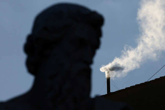 Asap putih mengepul dari cerobong asap Kapel Sistina, menandakan bahwa seorang paus baru telah terpilih di Vatikan, Kamis (8/5/2025). Foto: Guglielmo Mangiapane/REUTERS