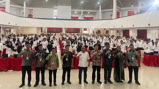 Bupati Bolmong, Yusra Alhabsyi (kelima dari kiri) foto bersama dengan penyelenggara seleksi PPPK.