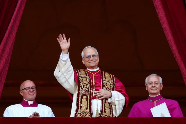 Paus Leo XIV yang baru terpilih, Kardinal Robert Prevost muncul di balkon Basilika Santo Petrus, Vatikan, Kamis (8/5/2025). Foto: Guglielmo Mangiapane/REUTERS