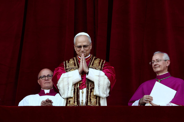 Paus Leo XIV yang baru terpilih, Kardinal Robert Prevost muncul di balkon Basilika Santo Petrus, Vatikan, Kamis (8/5/2025). Foto: Yara Nardi/REUTERS