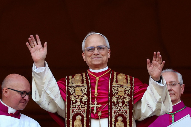 Paus Leo XIV yang baru terpilih, Kardinal Robert Prevost muncul di balkon Basilika Santo Petrus, Vatikan, Kamis (8/5/2025). Foto: Guglielmo Mangiapane/REUTERS