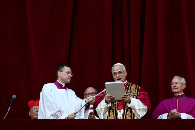 Paus Leo XIV yang baru terpilih, Kardinal Robert Prevost muncul di balkon Basilika Santo Petrus, Vatikan, Kamis (8/5/2025). Foto: Yara Nardi/REUTERS
