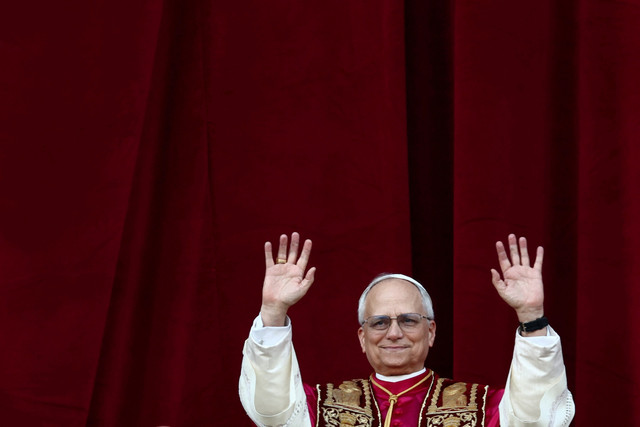 Paus Leo XIV yang baru terpilih, Kardinal Robert Prevost muncul di balkon Basilika Santo Petrus, Vatikan, Kamis (8/5/2025). Foto: Yara Nardi/REUTERS