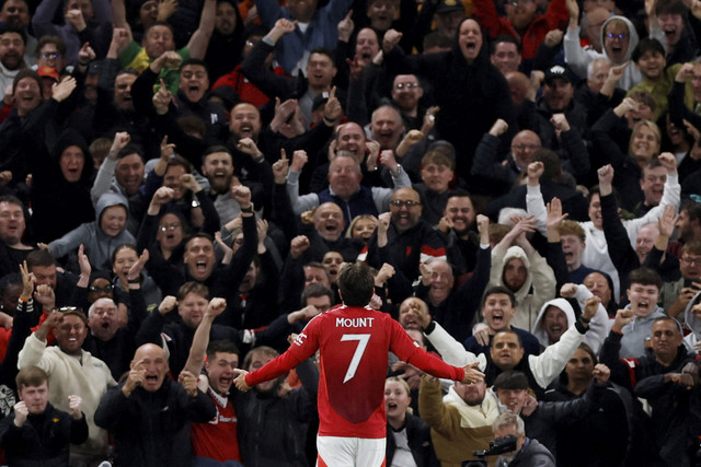 Pemain Manchester United Mason Mount berselebrasi usai mencetak gol ke gawang Athletic Bilbao saat pertandingan leg kedua semifinal Liga Europa di Old Trafford, Manchester, Inggris, Kamis (8/5/2025). Foto: Jason Cairnduff/Reuters