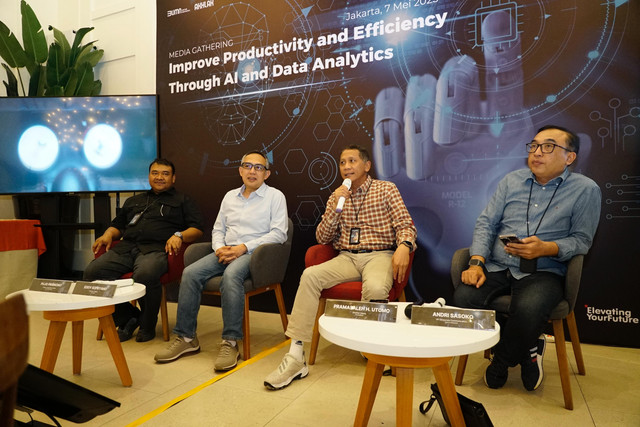 (Kiri ke kanan) Direktur Operation dan Sales MDMedia Pujo Pramono, Direktur Utama Infomedia Eddy Sofryano, CEO TelkomMetra Pramasaleh Haryo Utomo, dan VP Corporate Communication Telkom Andri Herawan Sasoko saat acara Media Gathering “Improve Productivity and Efficiency Through AI and Data Analytics” di Jakarta, pada Rabu (7/5). Foto: Dok. Telkom