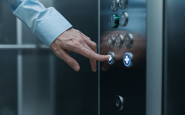 Cara Naik Lift Hotel. Foto dalam lift. Sumber: pexels.com/ottonbro studio