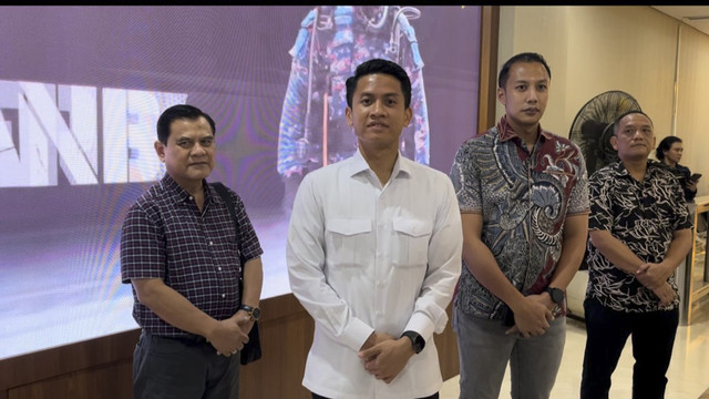 Adik ipar Jokowi (kiri, baju kotak-kotak hitam), Wahyudi Andrianto saat dijumpai di Bareskrim Polri, Jumat (9/5/2025). Foto: Thomas Bosco/kumparan