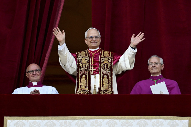 Paus Leo XIV yang baru terpilih, Kardinal Robert Prevost melambaikan tangan ke warga di balkon Basilika Santo Petrus, Vatikan, Kamis (8/5/2025). Foto: Vatican Media/Handout via REUTERS