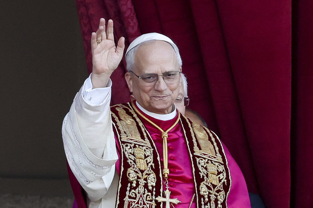 Paus Leo XIV yang baru terpilih, Kardinal Robert Prevost melambaikan tangan ke warga di balkon Basilika Santo Petrus, Vatikan, Kamis (8/5/2025). Foto: Claudia Greco/Reuters