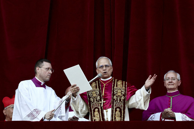 Paus Leo XIV yang baru terpilih, Kardinal Robert Prevost menyampaikan sambutan di balkon Basilika Santo Petrus, Vatikan, Kamis (8/5/2025). Foto: Yara Nardi/Reuters